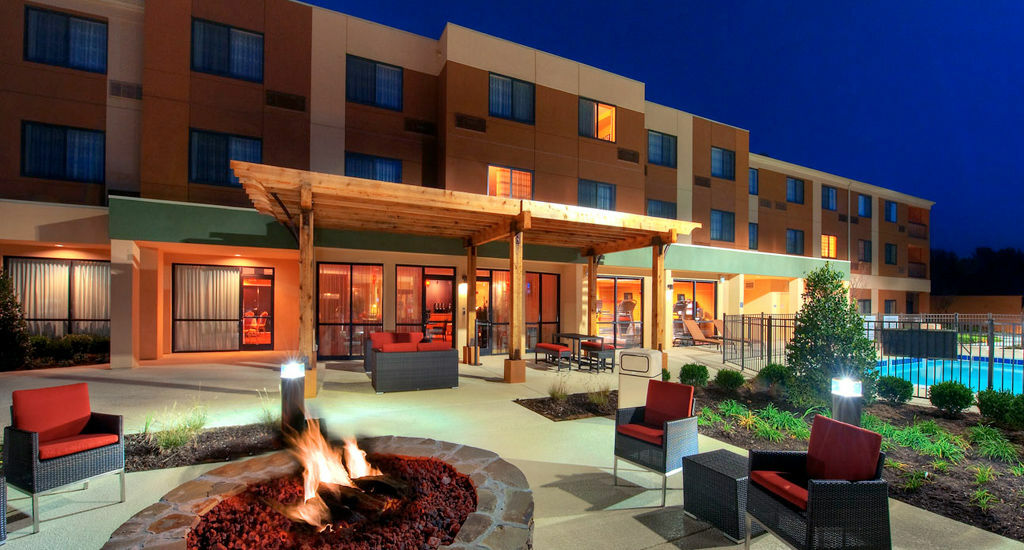 Courtyard By Marriott Джонсон Сити Экстерьер фото